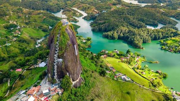 La Piedra del Peñol y el paisaje de agua y montañas que la rodea.